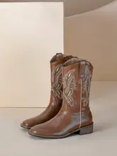 ブラウン先細りデザインのレディースエンジニアブーツ【刺繍入り・太ヒール・ロングブーツ・Vカット】