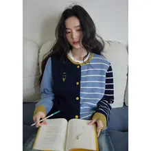 デザイン感漂うバイカラーのストライプ刺繍ブルーセーター【冬用・ショートカーディガン・スタイル】
