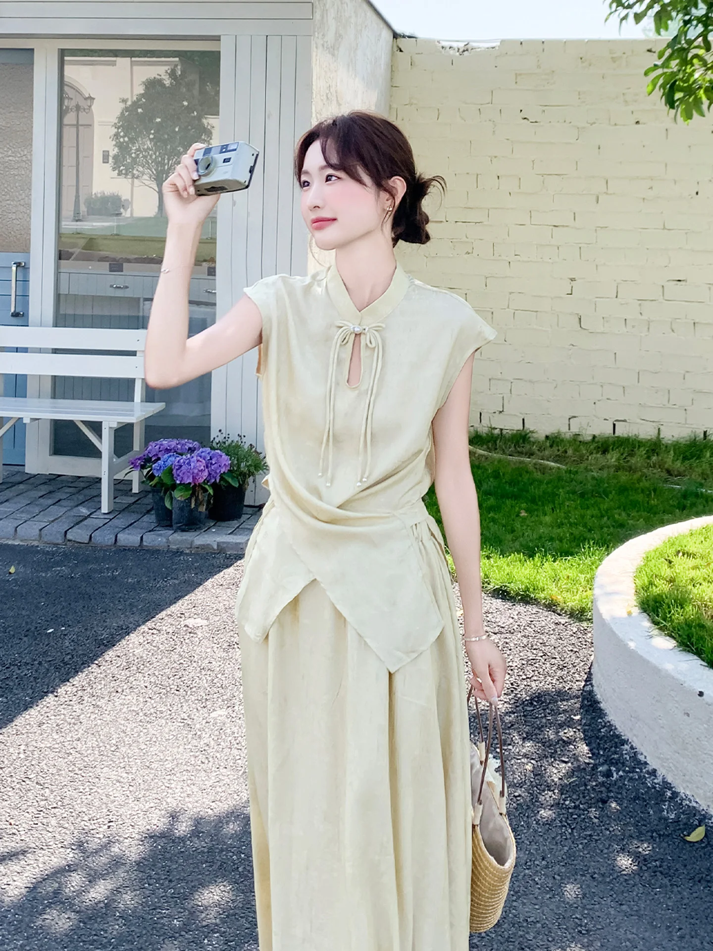 10月初めにぴったりの服は？黄色の中華風レーストップスとスカートが解決する夏の季節感