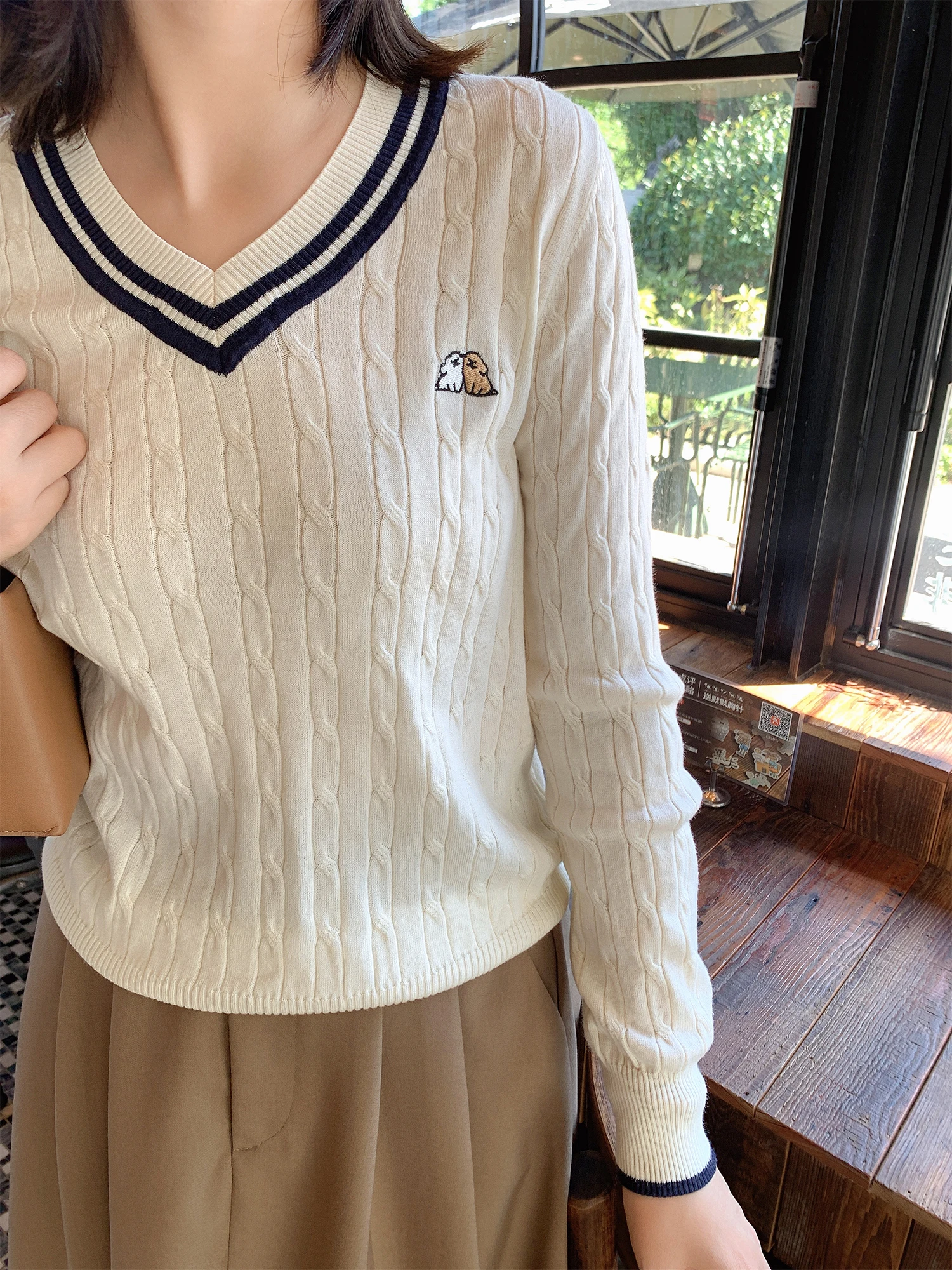 ニットカーディガン コーデの完全ガイド｜Vネック・バイカラーで失敗しない着こなし