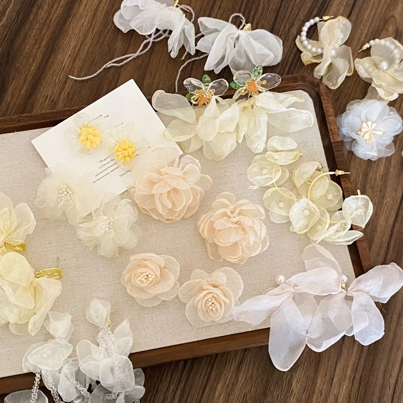 春の飾りに手作りをどう選ぶ？純白の布製山茶花イヤリングがもたらす、心に響く美しさとは