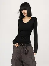 シンプルなVネック長袖ブラックTシャツ【女性用・秋冬・スリムフィット】