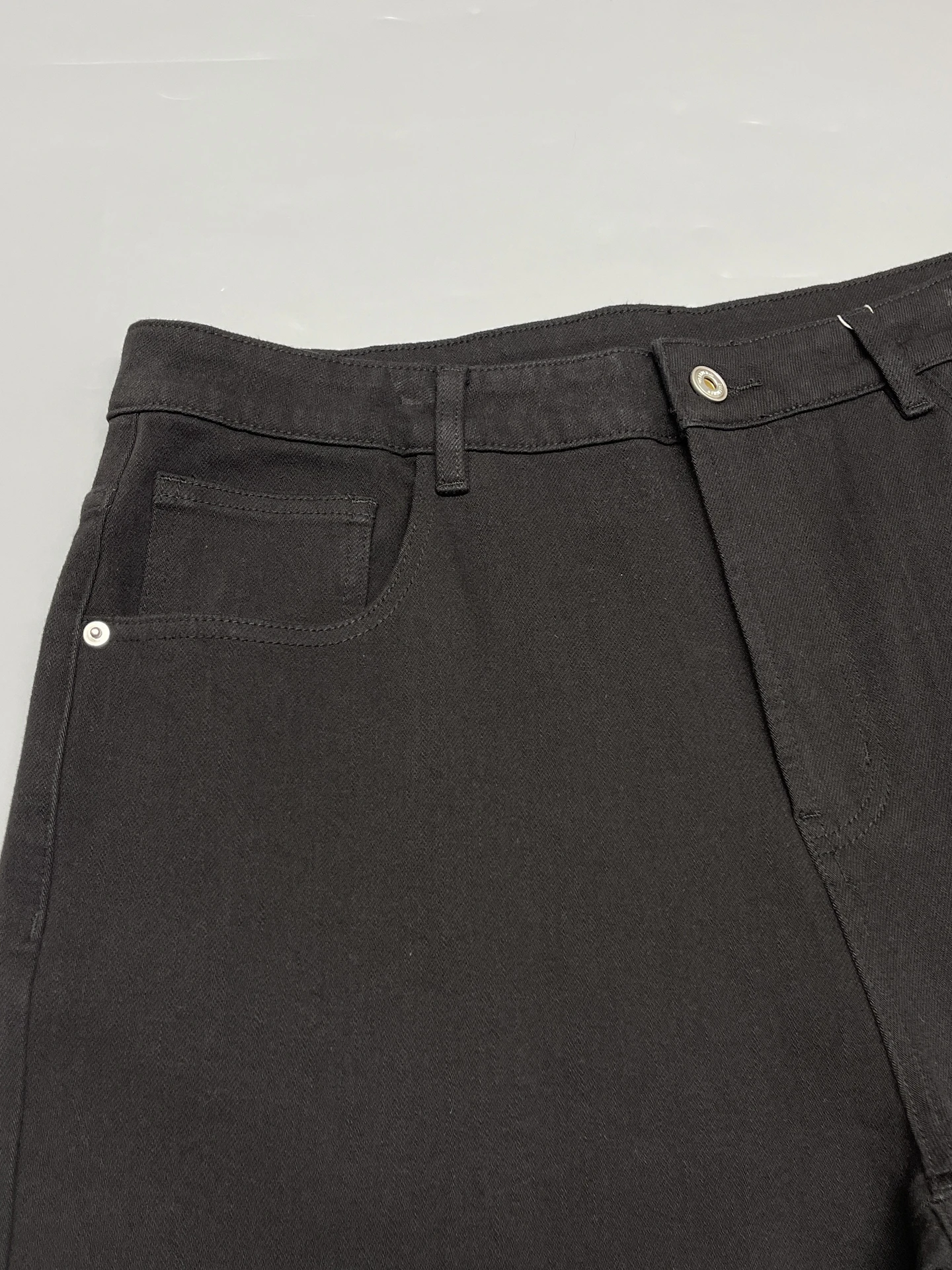 シンプルなブラックデニムパンツ：綿 ズボン メンズ としての着こなしと機能性の実証