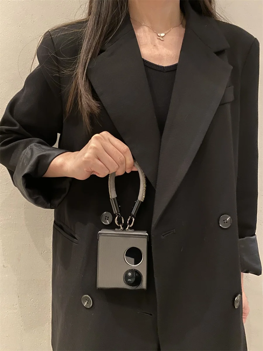 「P50 Pocket」を選ぶべきタイミングは？人気の理由と、他のスマホケースとの違いを徹底解説