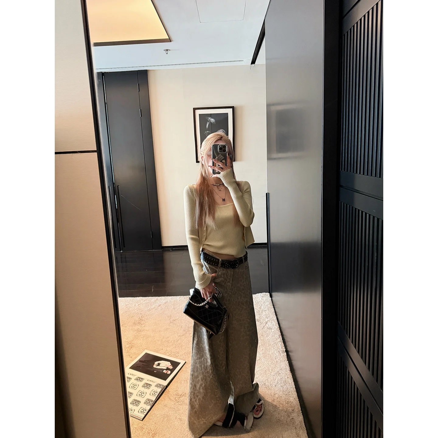 ゆったり デニム レディース ハイウエストパンツ：レトロヒョウ柄ワイドレッグの実用性と着心地解析
