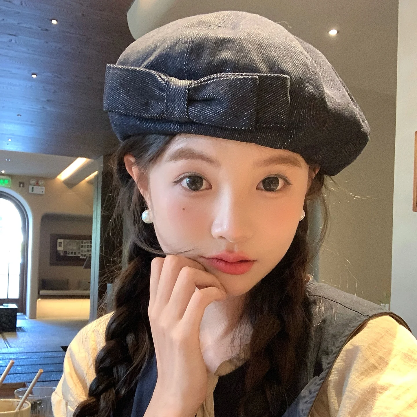 甘美なデザインの二重リボンデニムベレー帽：女性向け小顔効果と画家帽スタイルの実用性