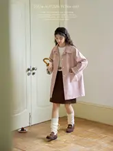 ピンクの大きなポケットと肩掛けデザインの中長丈レザーコート