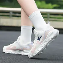 女性用ランニングシューズ【白色・メッシュ素材・通気性・軽量デザイン】
