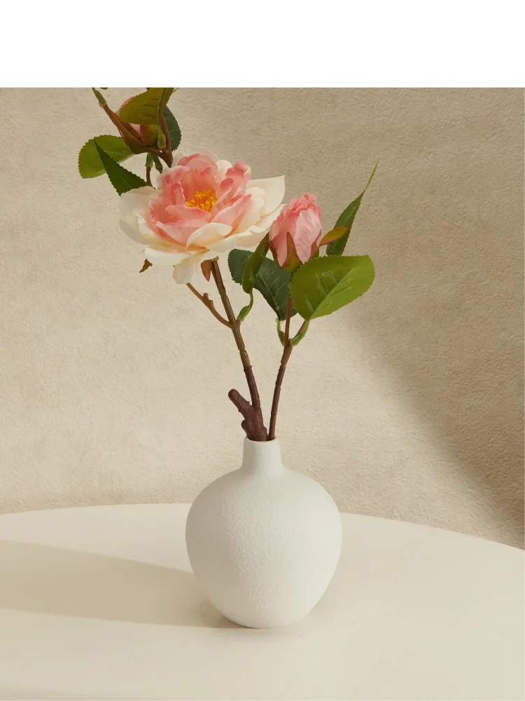 見つけたデイリー雑貨まとめ｜白陶花瓶の使い方と季節ごとのデザイン変更ガイド