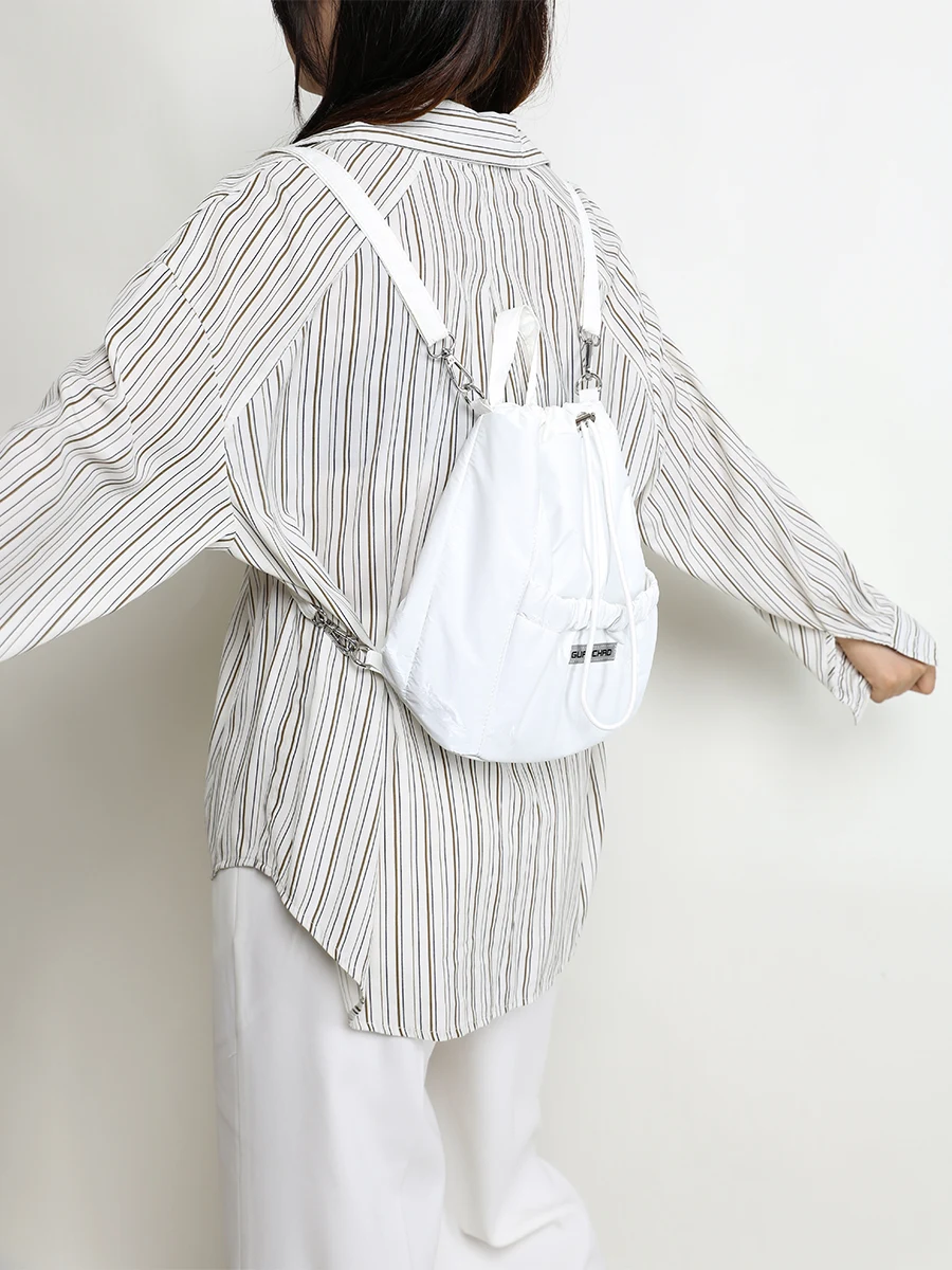 軽くて使いやすいバッグを選ぶべきタイミングは？夏の日常から通勤まで、どんなシーンで活躍するのか