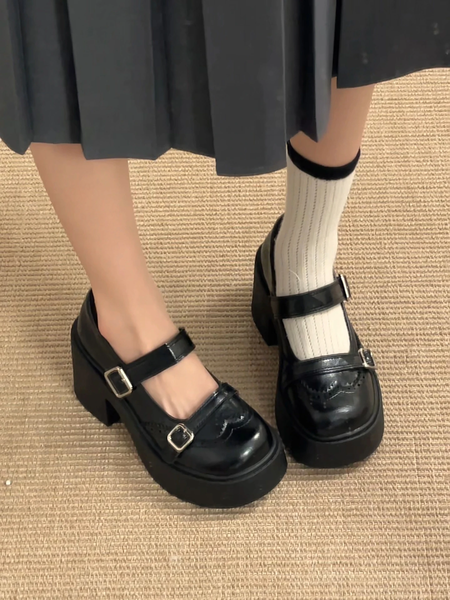 白色レトロフレンチスタイル浅口パンプス：夏用の柔らかいソールで足の負担を軽減