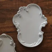 ヴィンテージ風の花柄手作り黒陶器製トレイ皿