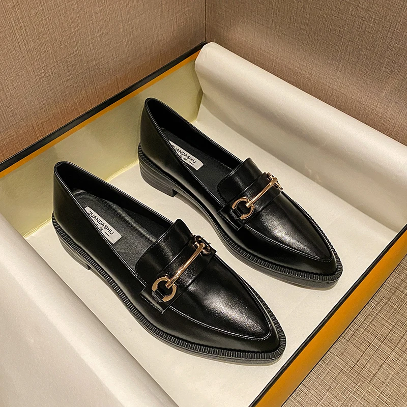 黒のローファーを選ぶべきタイミングは？実は通勤から夜の散歩まで、1本で解決できる