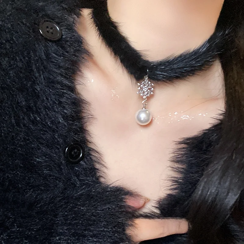 10000円で買えるアクセサリー：雪の結晶モヘアチョーカーの実用性と価格帯比較