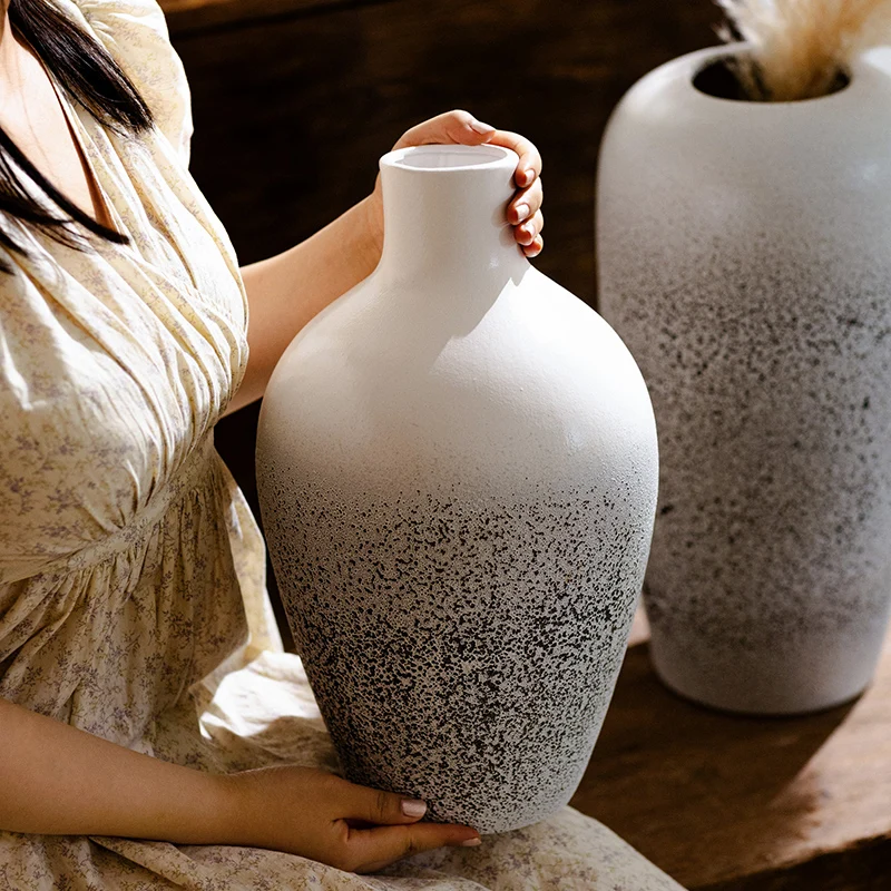 大きな花瓶をどう選ぶ？和風・ヴィンテージ風の陶器花瓶がインテリアに与える、心の癒しとは