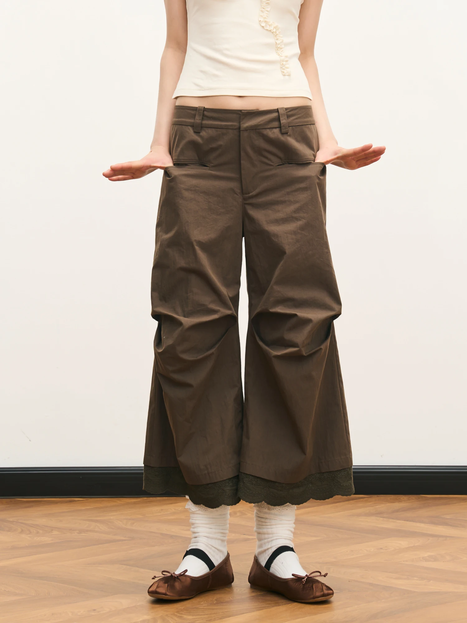 ブラウンレース切り替えのプリーツワイドパンツ：裾折りの実用性とスタイルバランスの解説