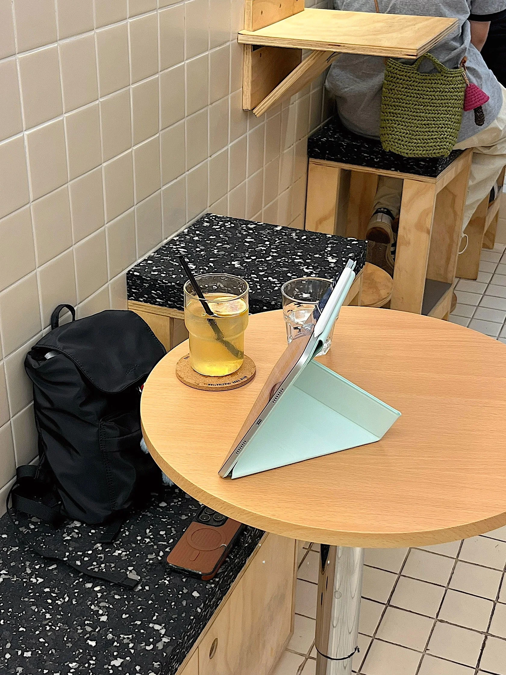 薄荷グリーンのiPad保護カバー：磁気吸着と折りたたみスタンドで日常使いをサポート
