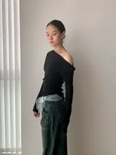 秋のオシャレなデザイン！斜めに開いた肩のフィットニットトップス【長袖・柔らかい素材・タイトなシルエット】