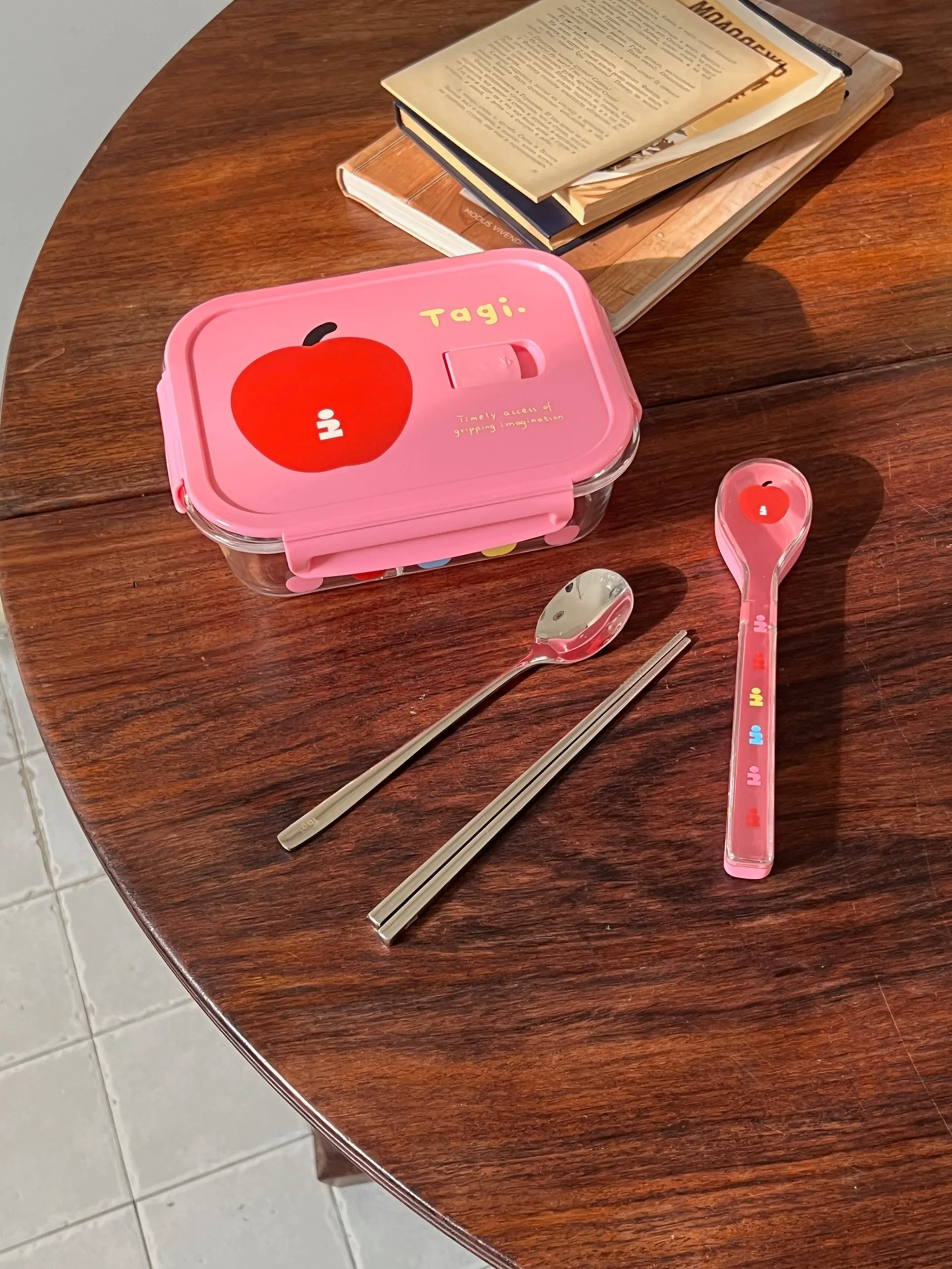 ピクニックの準備で迷うなら、これひとつで解決できるアイテムは？