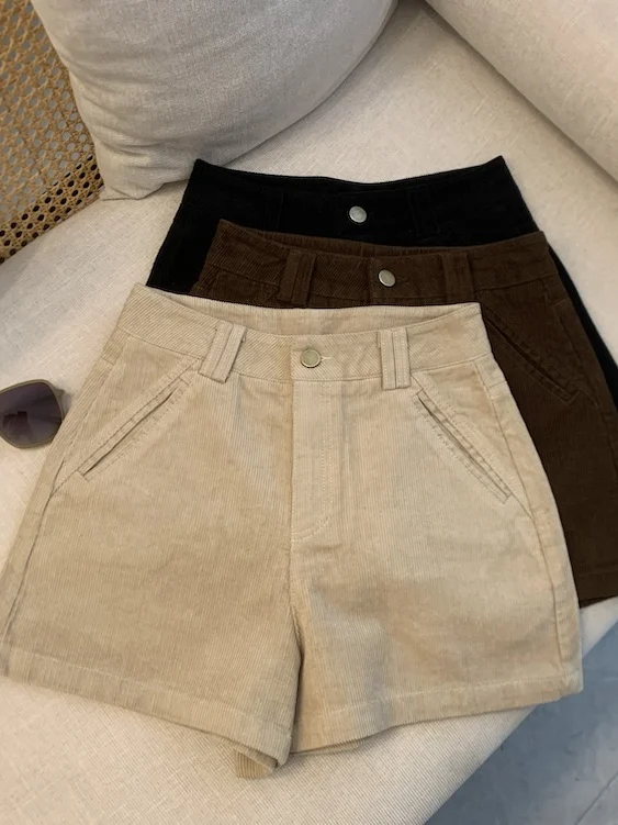 アフタヌーンティー コーデ パンツで悩むなら、コーディロイパンツはこう選ぶ？
