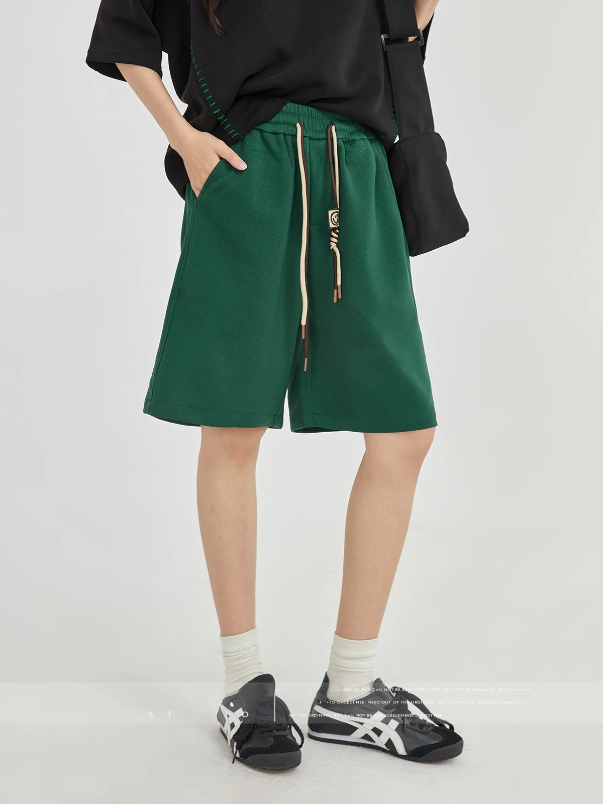 緑のTシャツに合うズボンは、本当に「ブルー」がベスト？