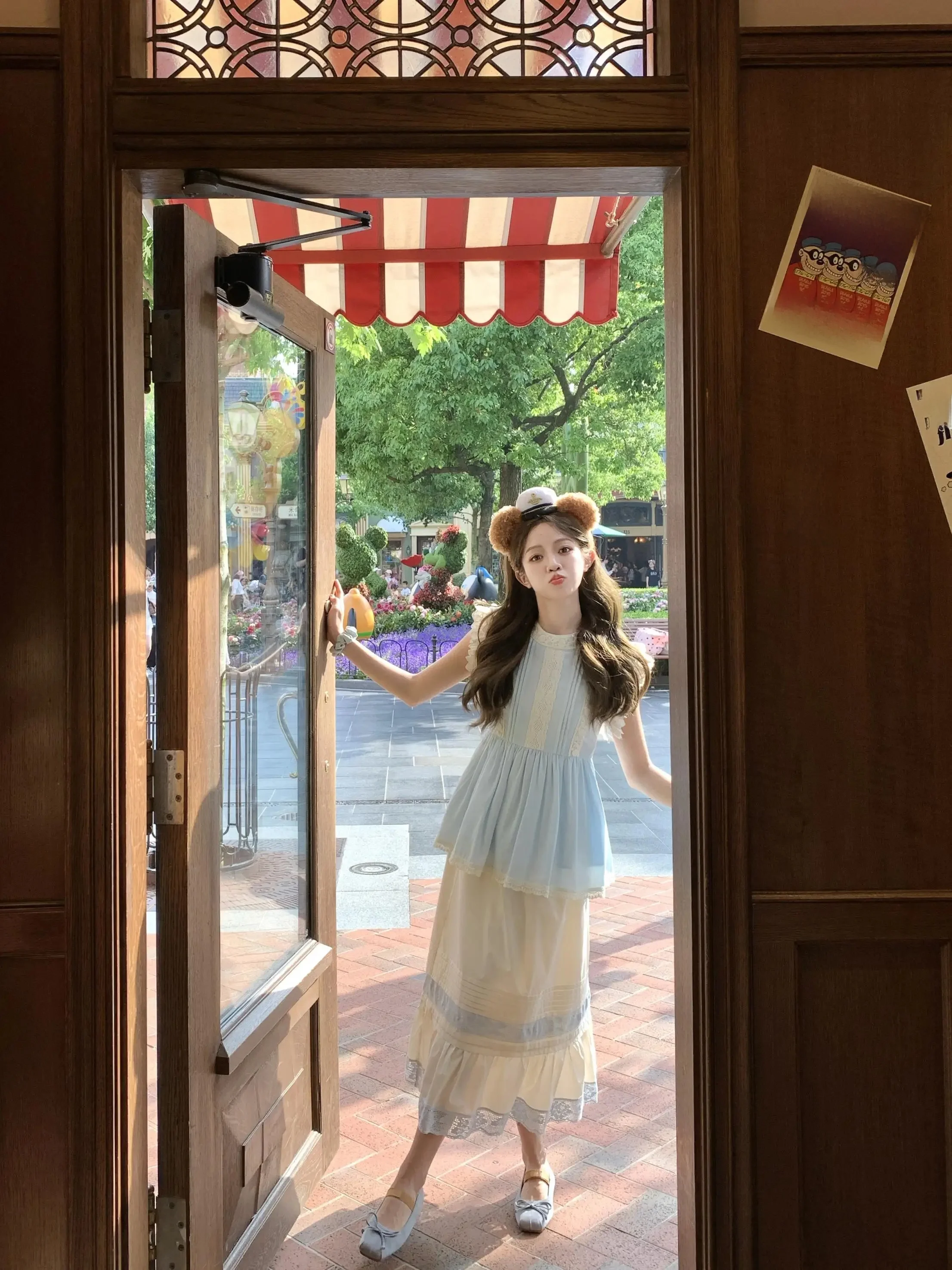 三月ディズニー服装：魅力的なブルーのレース付きフリルスリーブトップスとロングスカートのドレス（セットアップ対応）