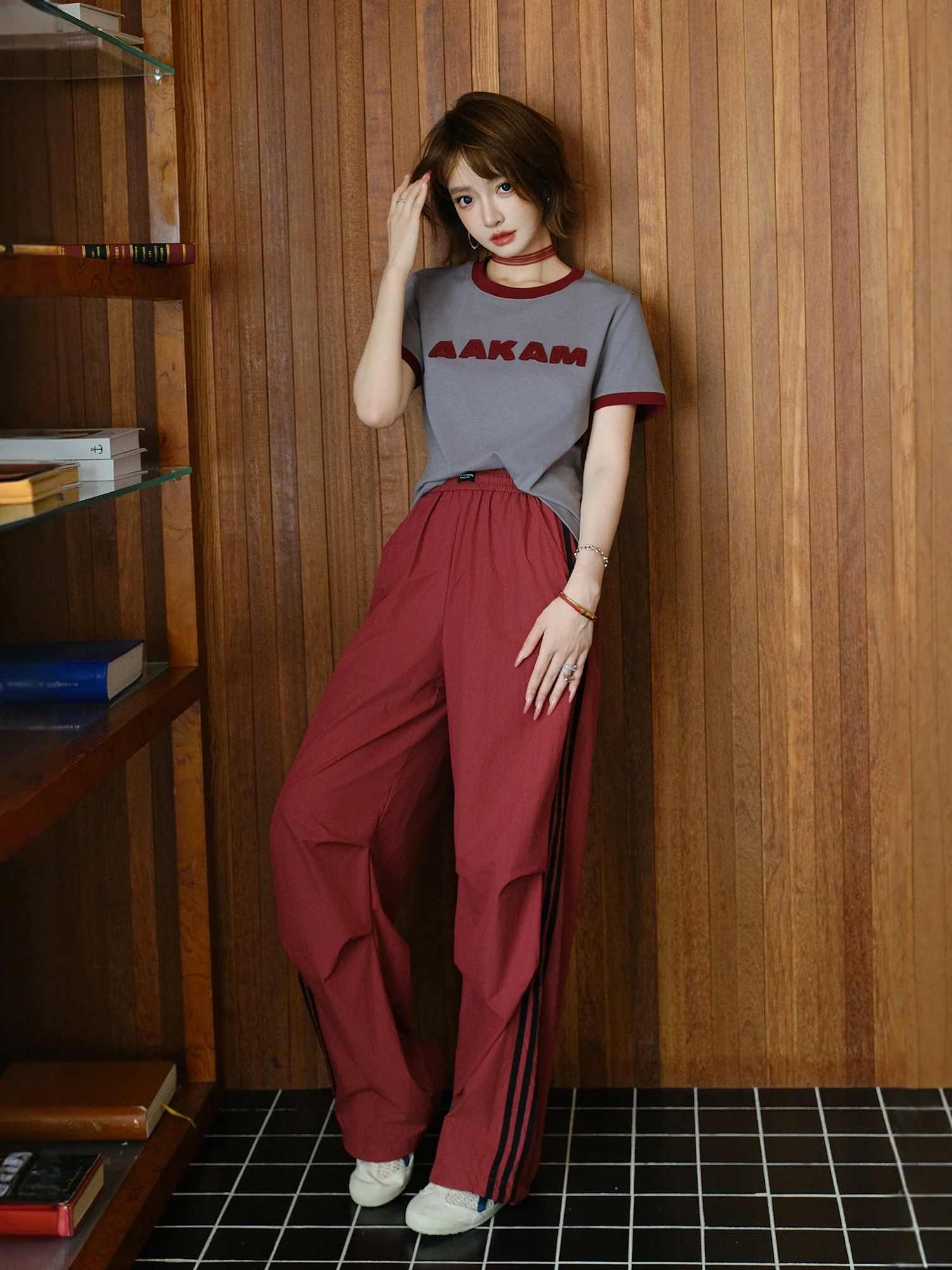 感溢れるカジュアルセットアップ：ロゴ入り短袖Tシャツとサイドストライプワイドパンツの実用性とデザインバランス