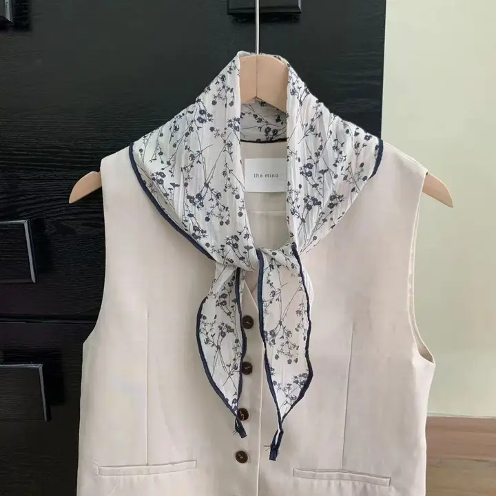 ヴィンテージ風コットン麻製小花柄トライアングルスカーフ【春夏用・ファッション・アクセサリー】