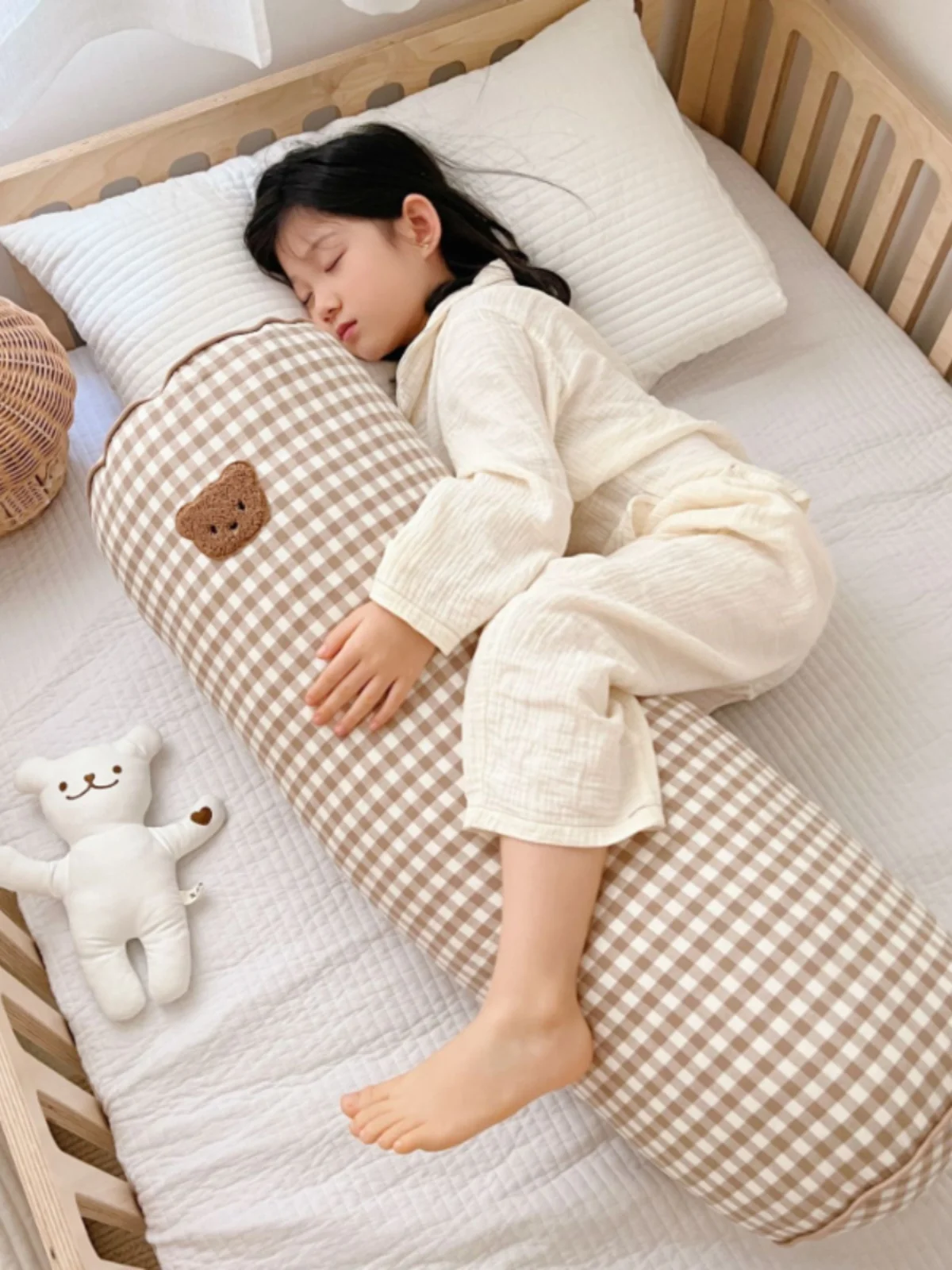 赤ちゃん用抱き枕：クマデザインの取り外し可能タイプがベッドサポートに最適