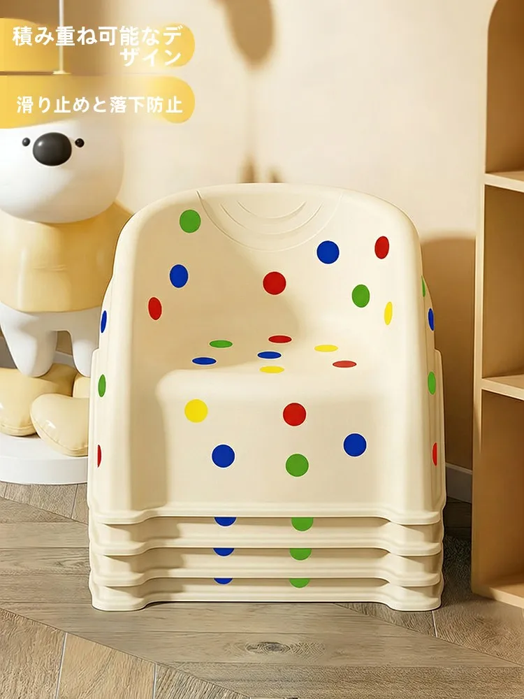 子供用背付きスツール：積み重ね可能で滑り止めのプラスチック製モデルの実用性と適用シーン