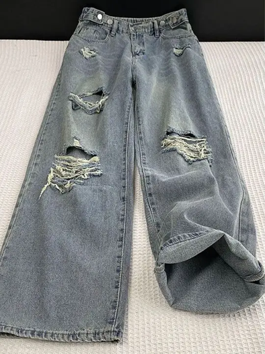 ゆったりデザインのウォッシュドデニムパンツ【夏用・破れ加工・直筒・ウエストゴム】（セットアップ対応）