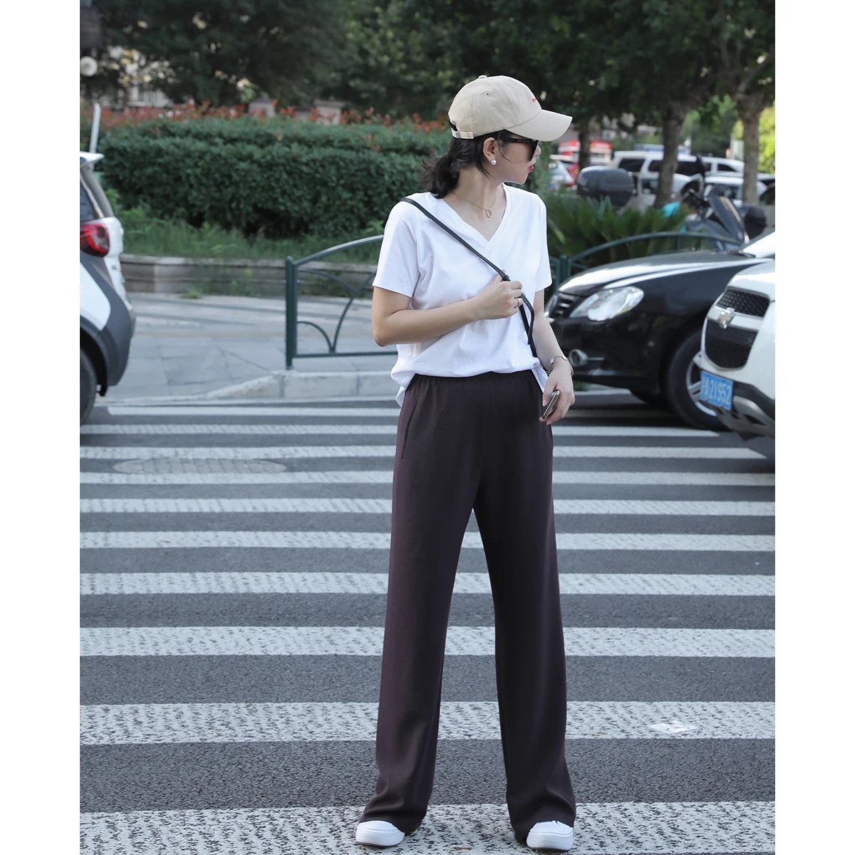 2026年女性のパンツスタイルに欠かせない「梨型デザインの美脚ワイドパンツ」は、どう選ぶ？