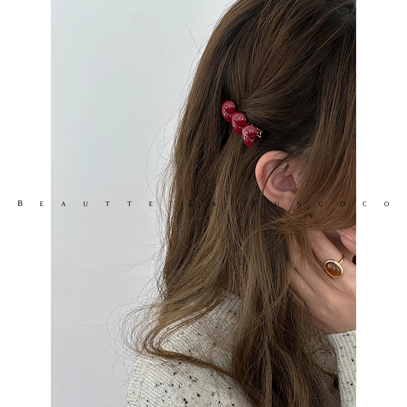 40歳の髪型に合うヘアアクセサリーは？ハート形アセテートヘアクリップが解決するリアルな悩み