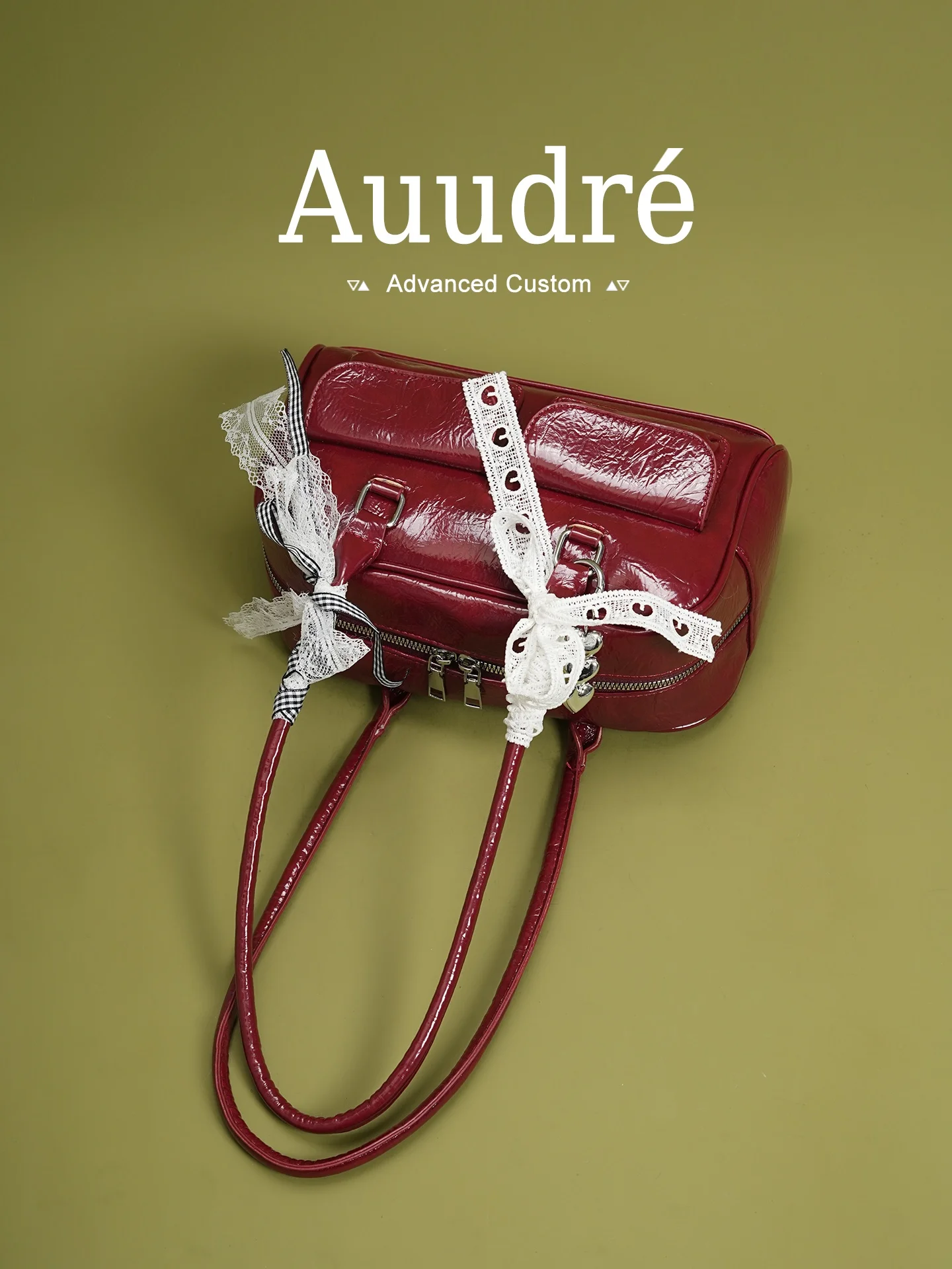 洗練されたデザインの赤いワンショルダーバッグ【大容量・通勤用】