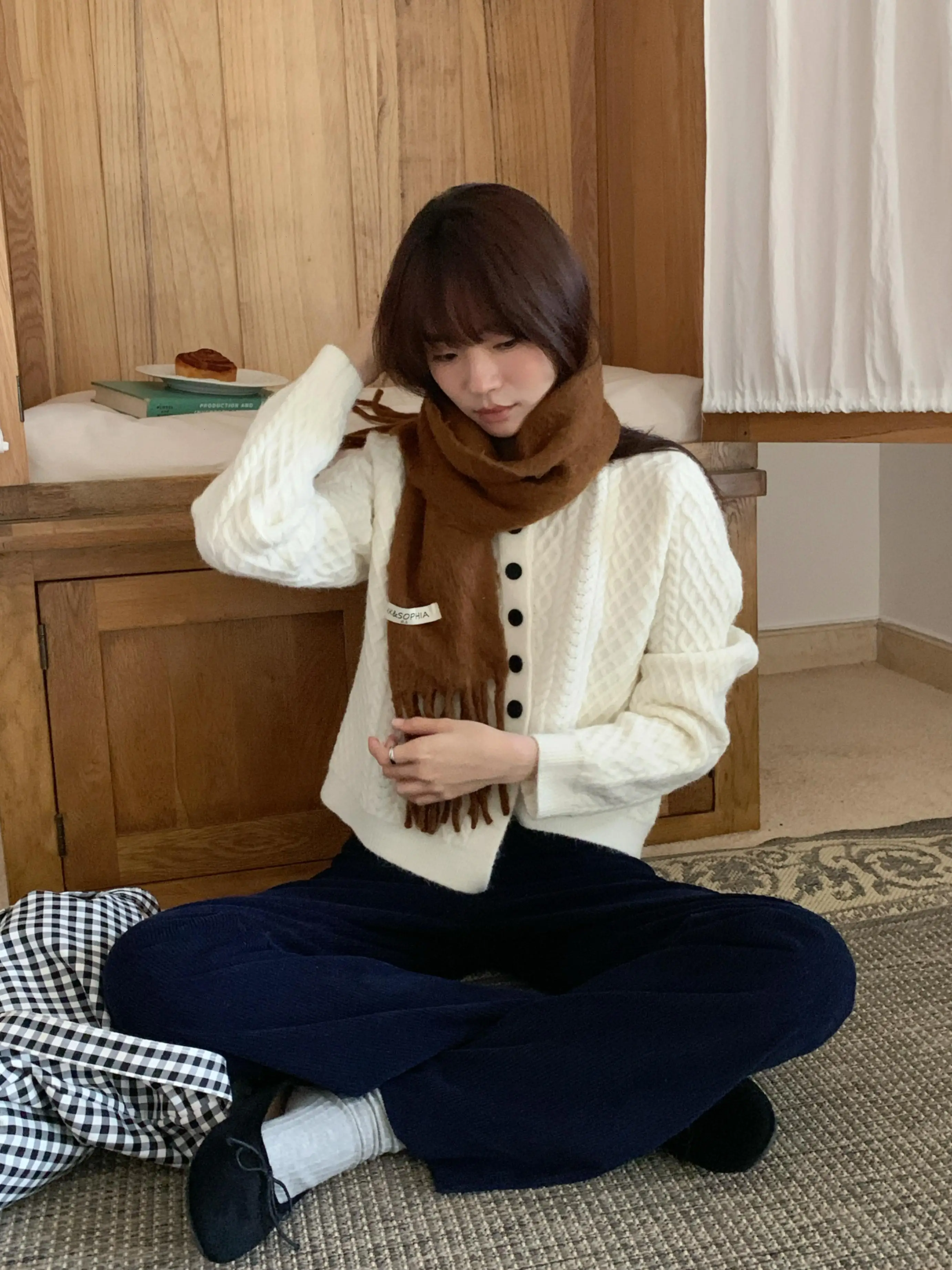 イエベ秋 水色に合うファッションは？ツイストニットカーディガンで自然な秋を演出する方法