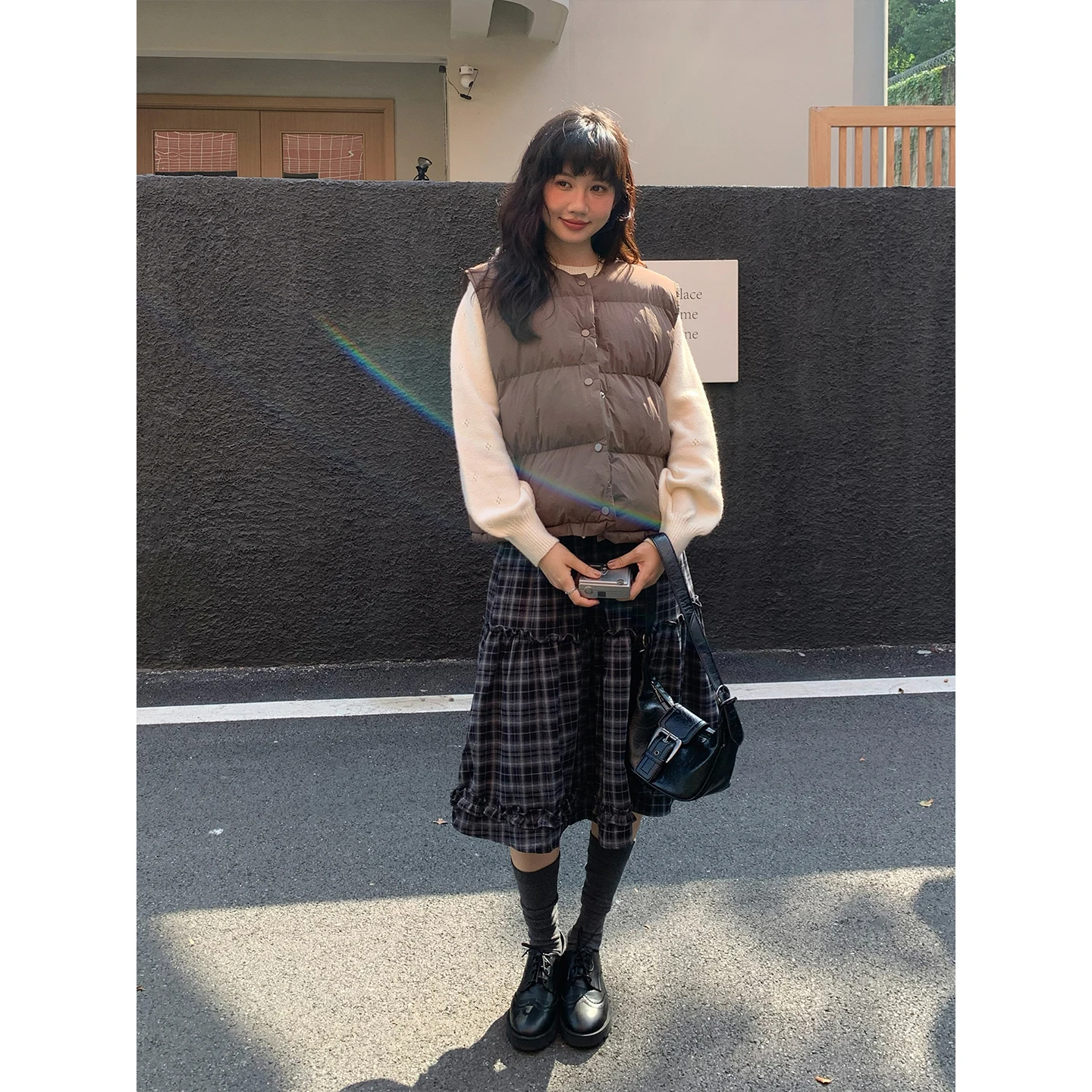 10月中ばに着る服装は？11月後半に着る服装は？その答えは「コーヒーカラーのリブニットベスト」にあり