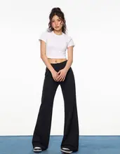 洗練されたデザインの秋用ブラックフレアパンツ【フィット・ドレープ感あり・テーラード風】
