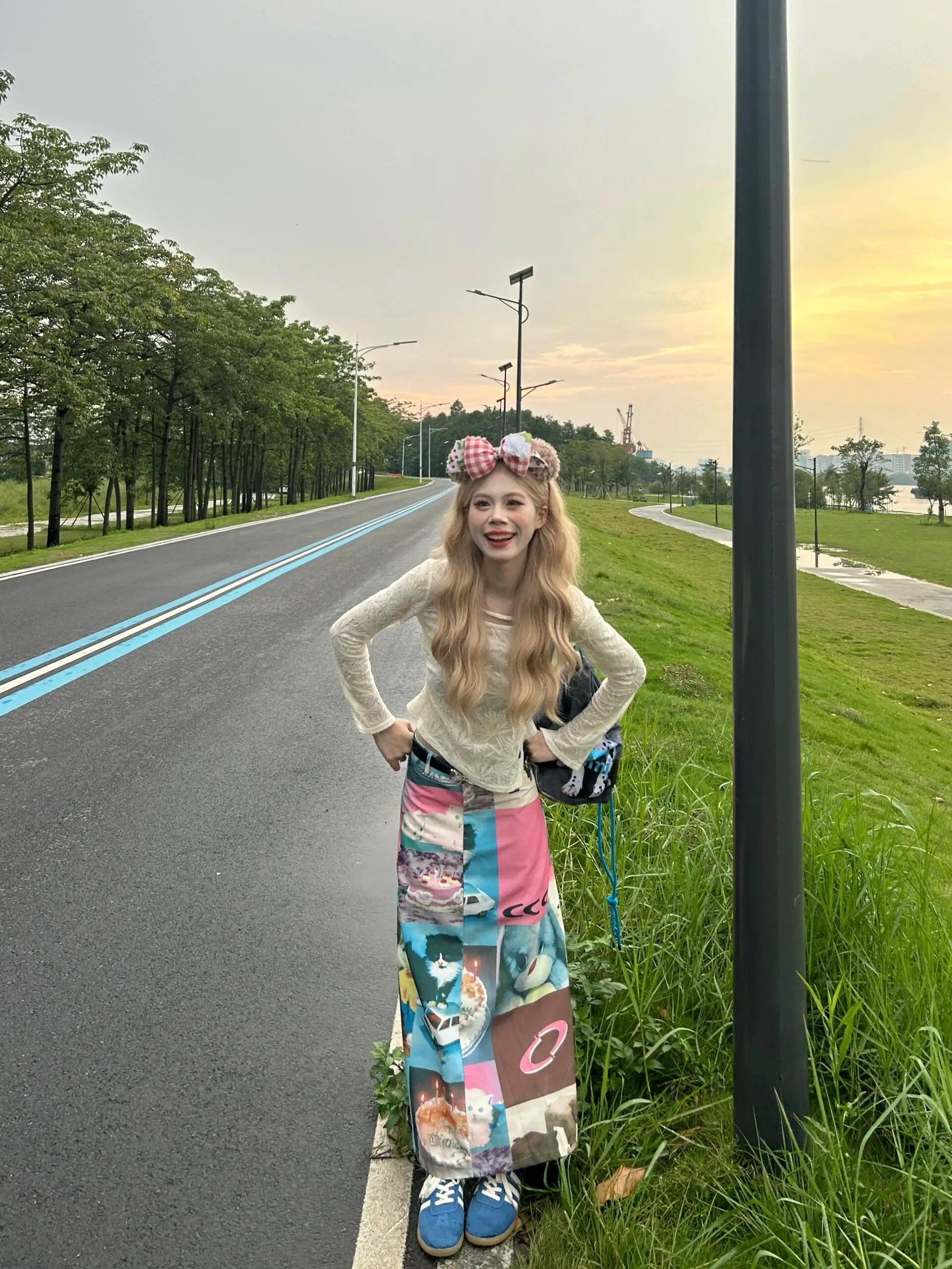 漫画柄のロングスカートで、ストリート系ファッションをどうやって着こなすの？