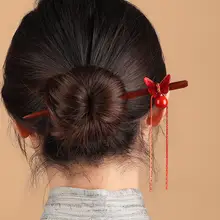 蝶柄の赤檀木製ヘアクリップ【新中式・流れる房飾り・赤色・アップスタイルに最適】