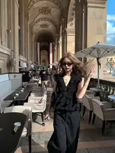 Vネックのフリル付きレースシフォンブラウス【女性用・夏向け・重厚感あるデザイン】
