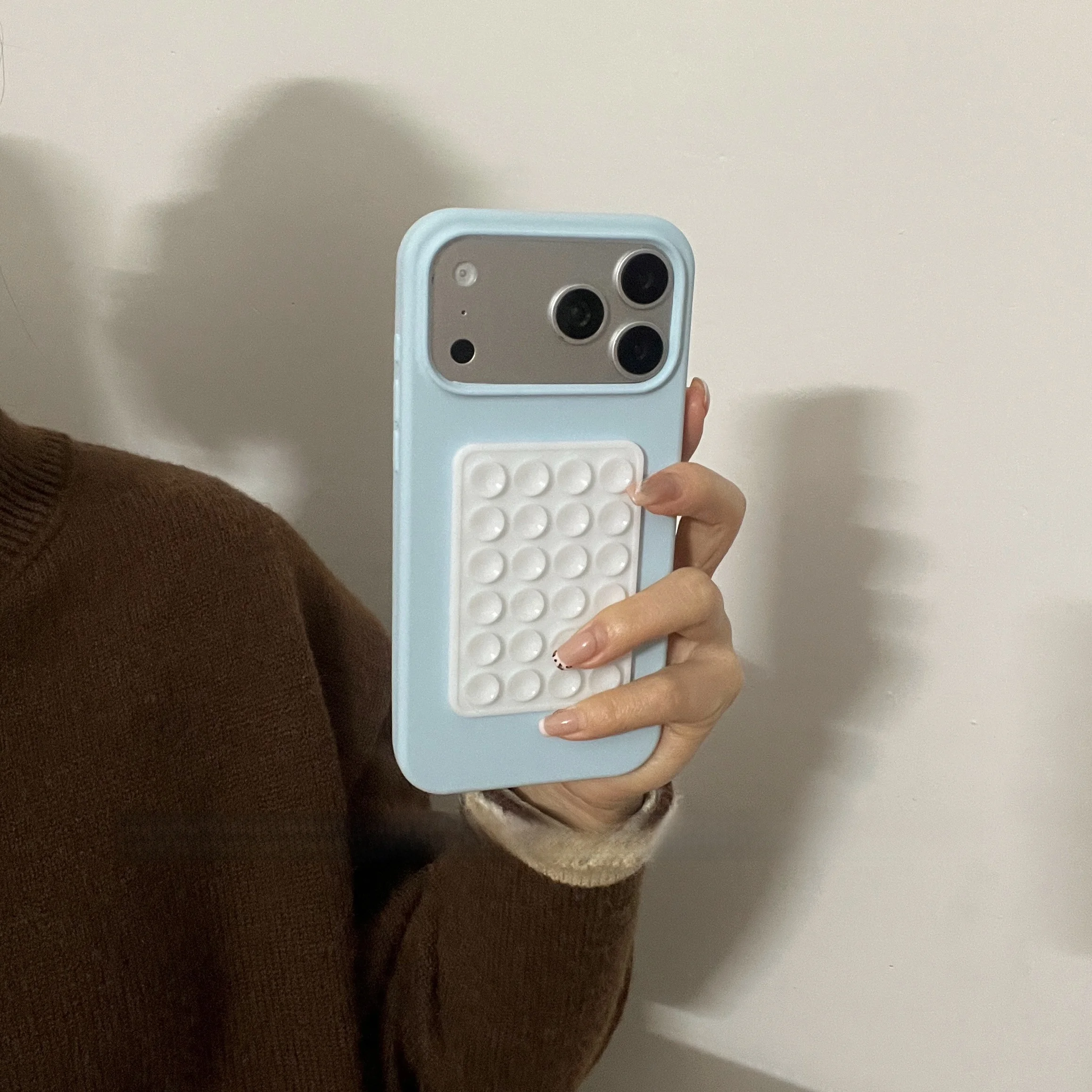 吸盤付きミラータイプスマホケース：ベタベタしない設計の実用性と選定基準