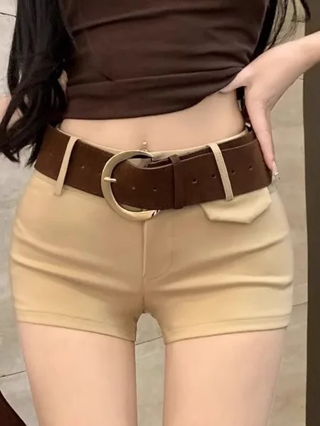 ショートパンツコーデで失敗しない方法は？カキ色の高腰Aラインショートパンツが解決する
