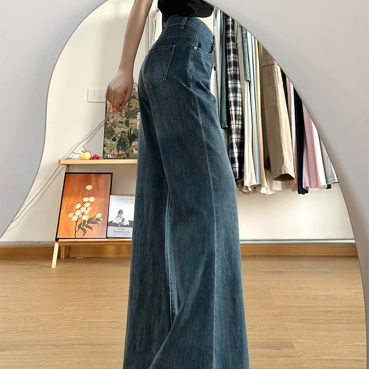骨格ストレート フレアパンツ に似合うデザインは深い青色のストレートテーパードデニムパンツ