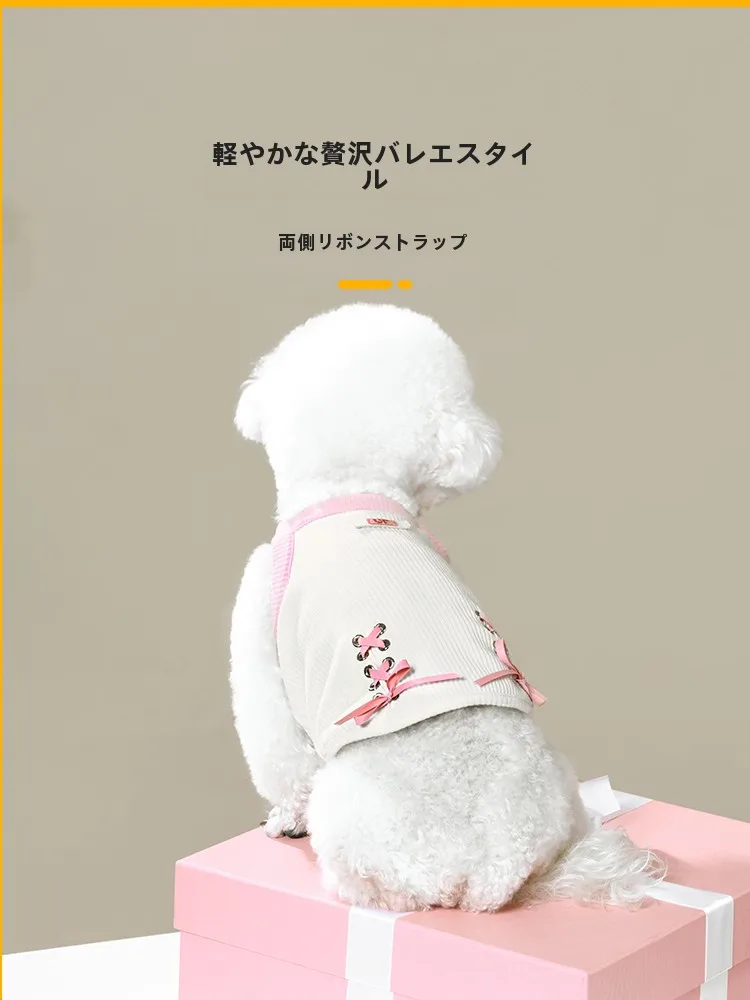 犬の夏用服 通気性と軽量性を実現する ピンクキャミソールの実用性