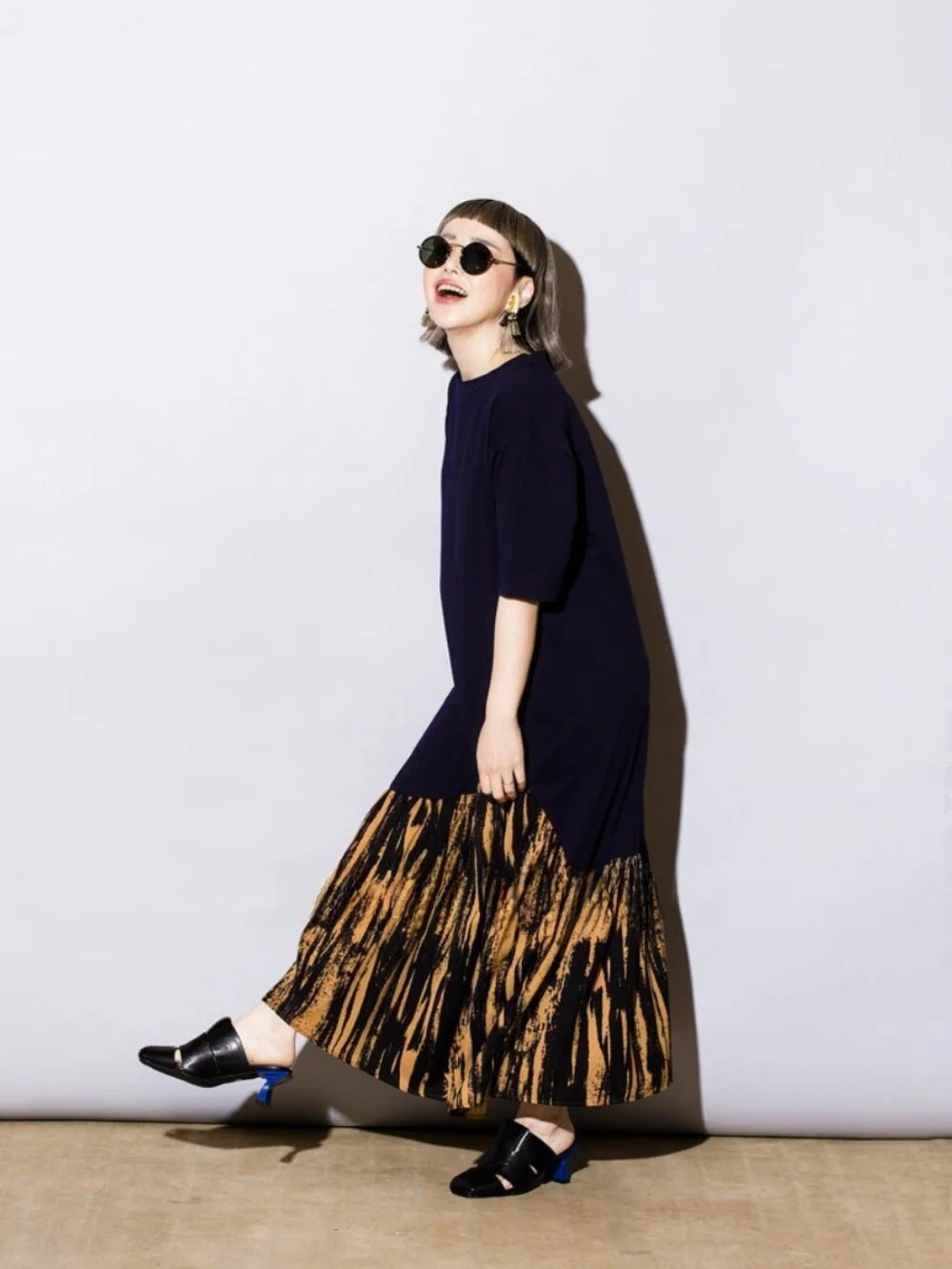 デザイン性のあるフィッシュテールTシャツワンピース：外国人ファッションで選ぶシンプルで洗練された夏のスタイル