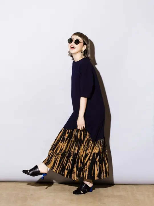 デザイン性のあるフィッシュテールTシャツワンピース【フリル付き・ルーズフィット・不規則なデザイン】