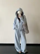 フード付きパーカとワイドレッグパンツのスタイル（セットアップ対応）