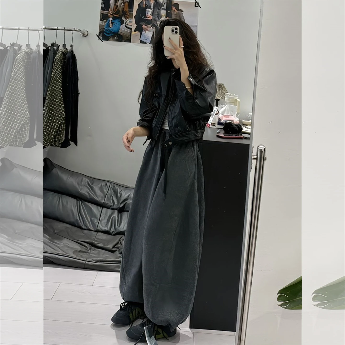黒のレザージャケットとワイドパンツセット：大きめ着こなしの実用性とシーン別対応