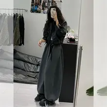 スタイリッシュな秋装 黒のレザージャケットとワイドパンツ（セットアップ対応）