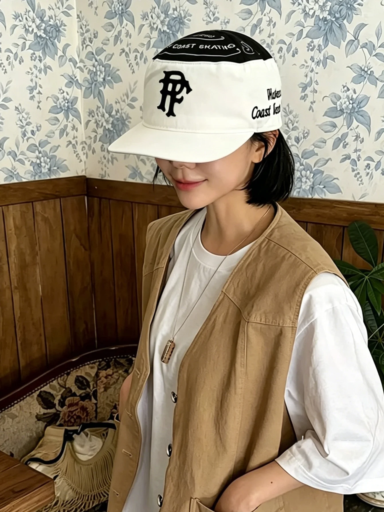 平らなトップの刺繍入りキャップ：レトロデザインで夏の日常に最適な通気性と日よけ機能